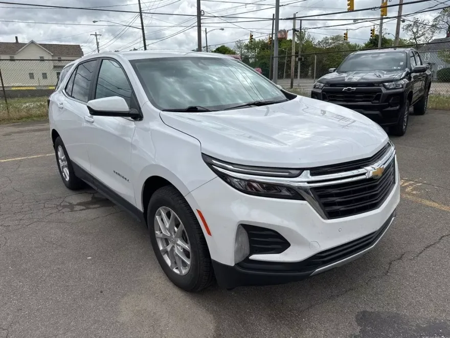 2022 Chevrolet Equinox LT photo 1