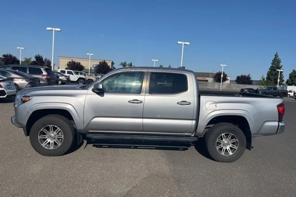 2020 Toyota Tacoma SR5 photo 1