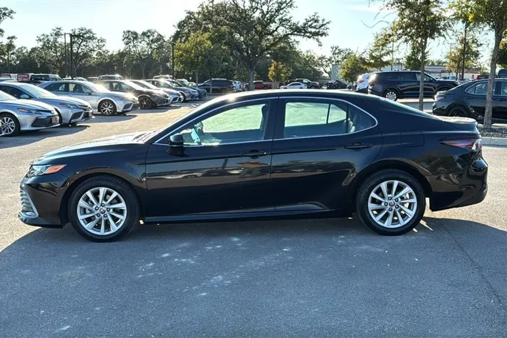 2022 Toyota Camry LE photo 1