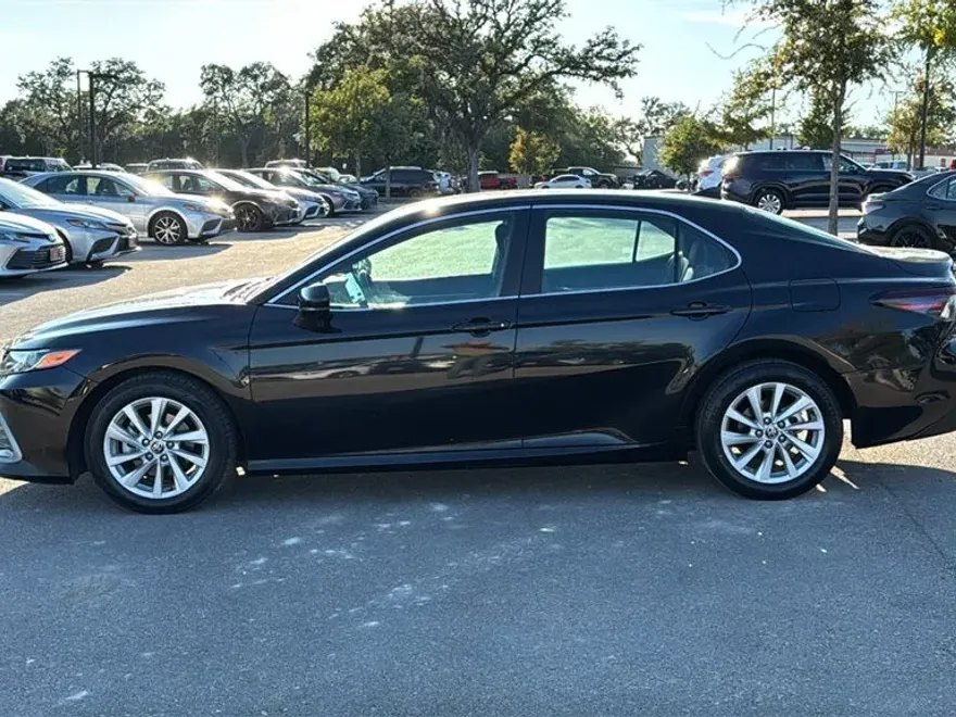 2022 Toyota Camry LE photo 1