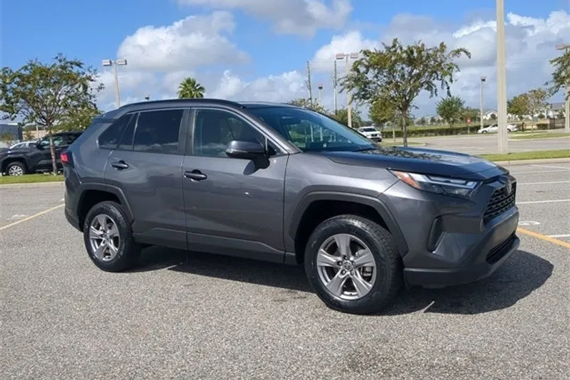 2022 Toyota RAV4 XLE photo 1