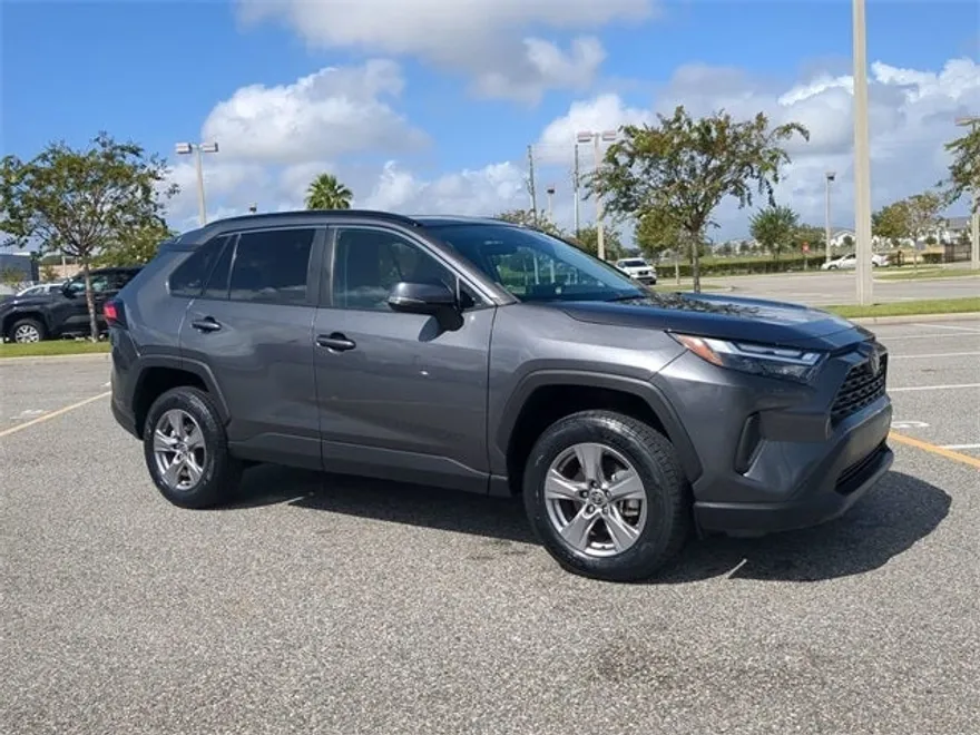 2022 Toyota RAV4 XLE photo 1