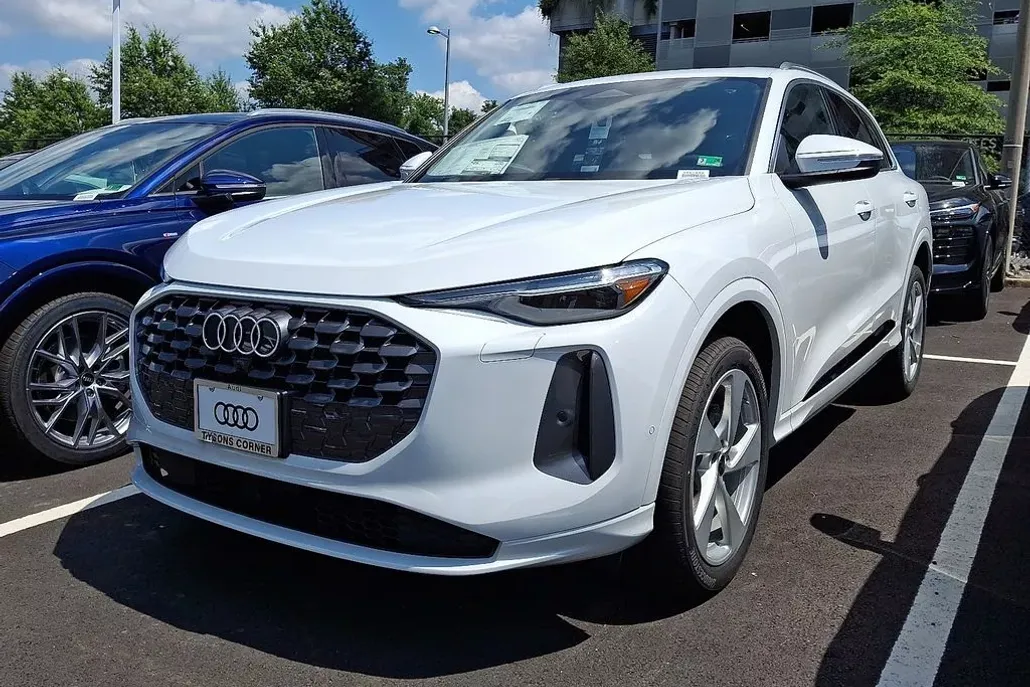 2025 Audi Q5 Premium Plus photo 1