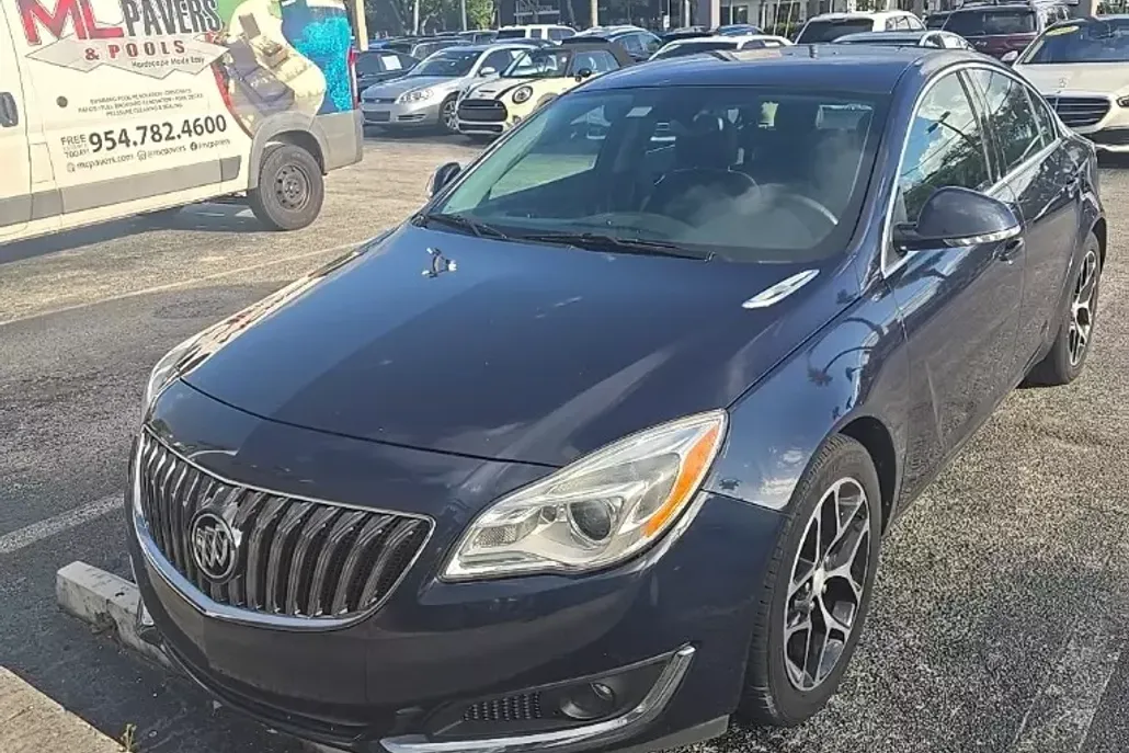 2017 Buick Regal Sport Touring photo 1