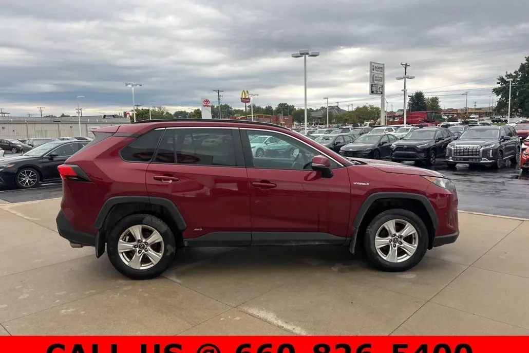 2020 Toyota RAV4 Hybrid LE photo 1