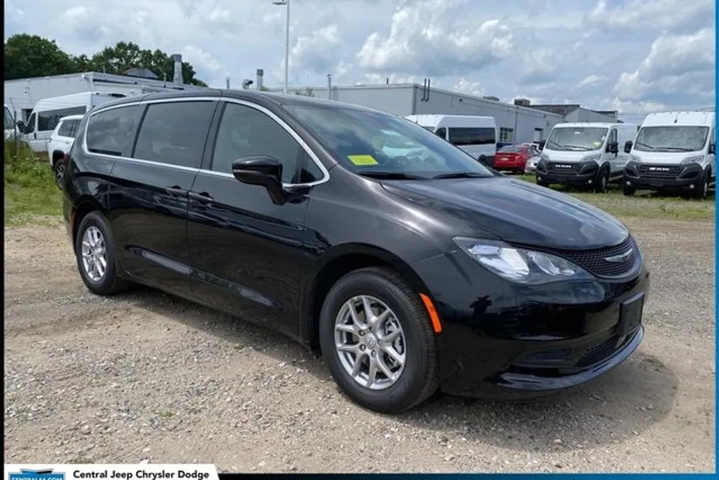 2025 Chrysler Voyager LX photo 1