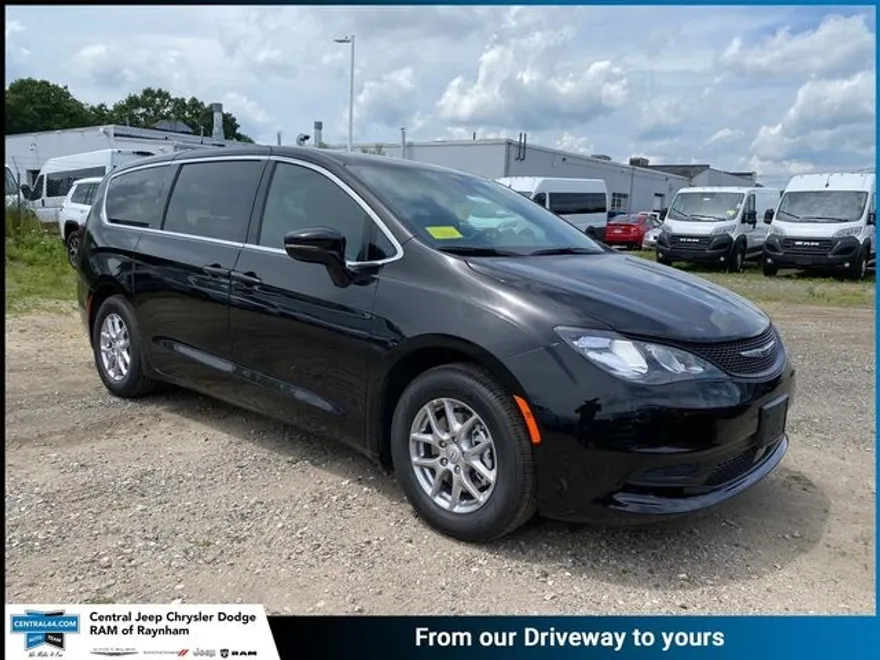 2025 Chrysler Voyager LX photo 1