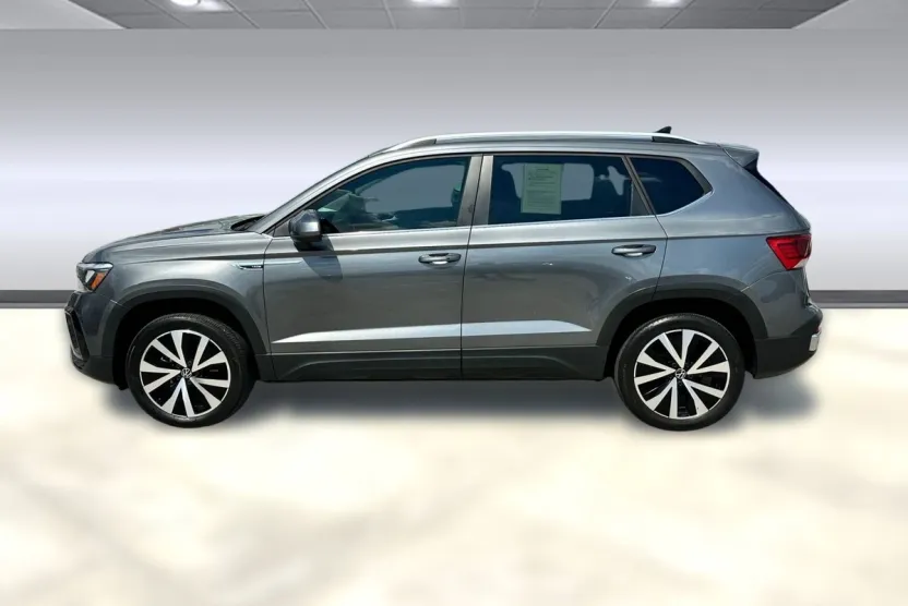 2022 Volkswagen Taos SE photo 1
