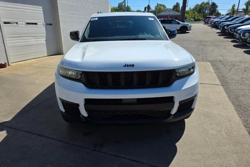 2025 Jeep Grand Cherokee Altitude photo 1