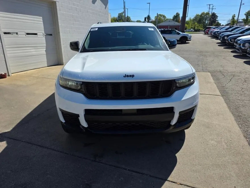 2025 Jeep Grand Cherokee Altitude photo 1