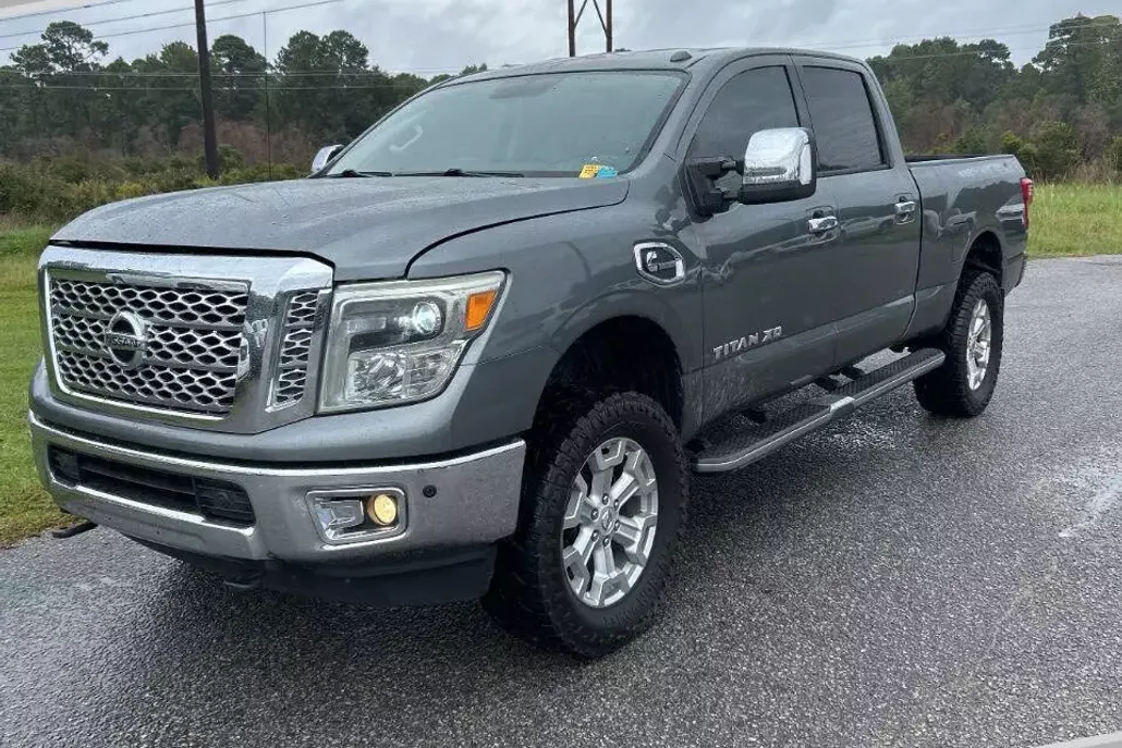 2016 Nissan Titan SL Crew Cab photo 1