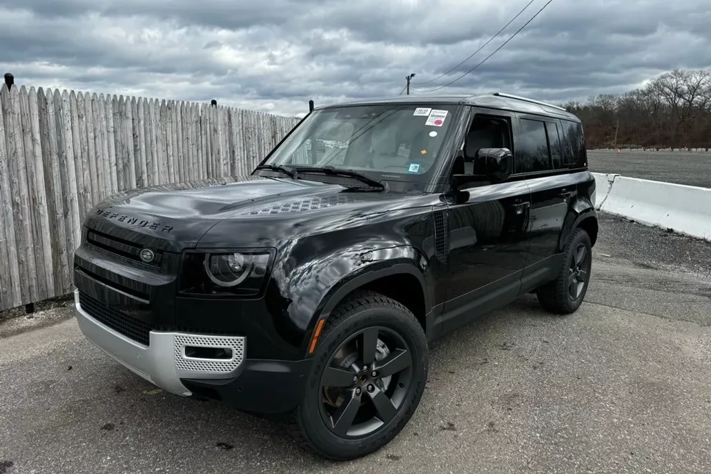 2025 Land Rover Defender 110 S photo 1