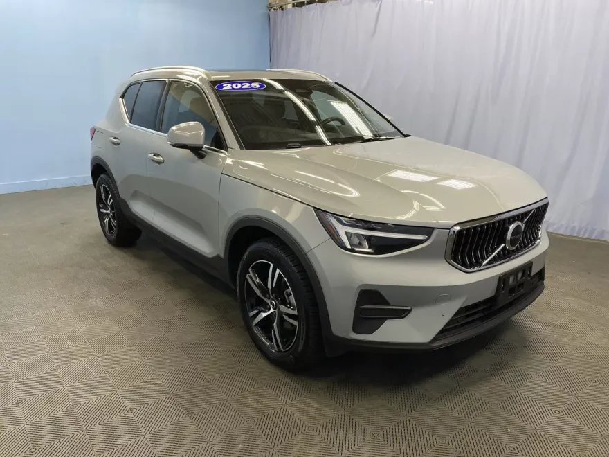 2025 Volvo XC40 Core photo 1