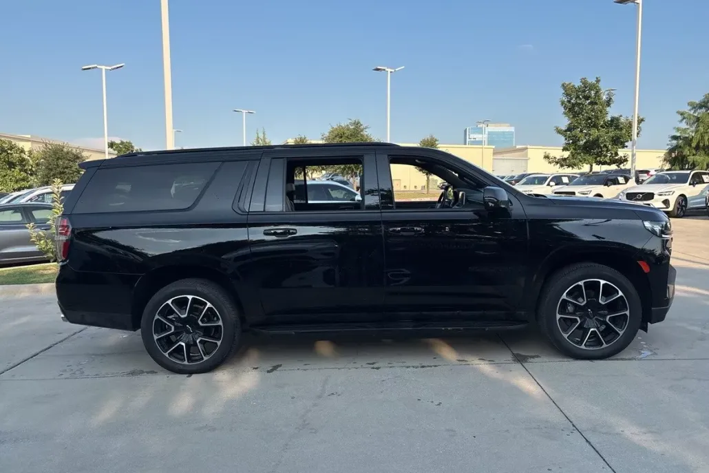 2023 Chevrolet Suburban RST photo 1