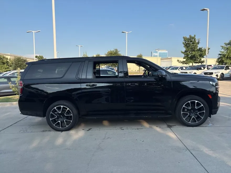 2023 Chevrolet Suburban RST photo 1