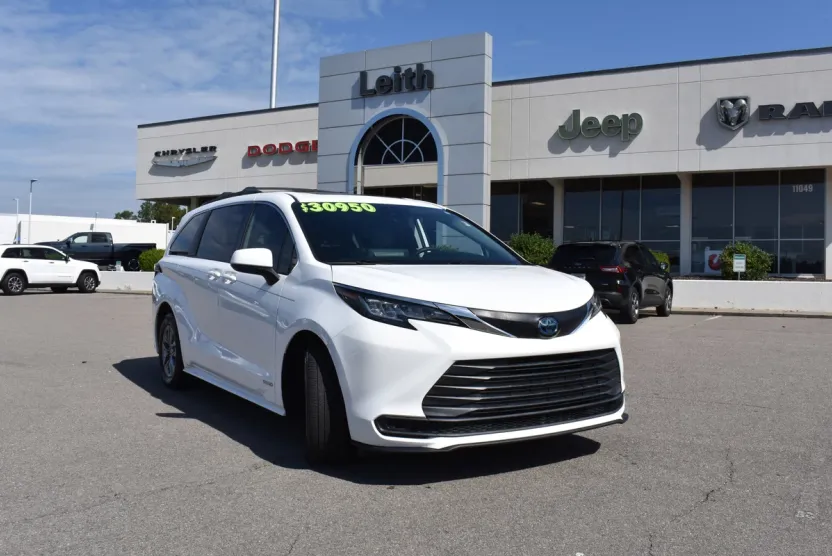 2021 Toyota Sienna LE photo 1