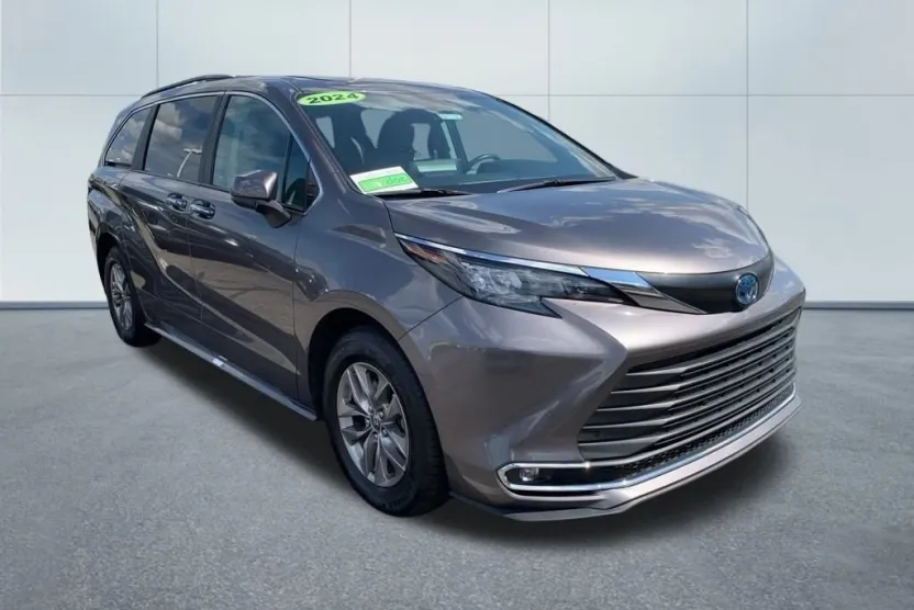 2024 Toyota Sienna XLE photo 1