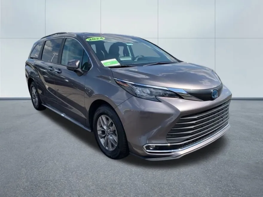 2024 Toyota Sienna XLE photo 1