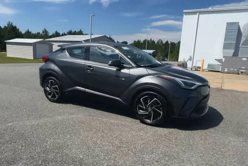 2021 Toyota C-HR LE photo 1