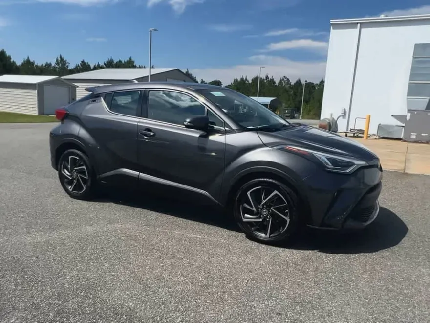 2021 Toyota C-HR LE photo 1