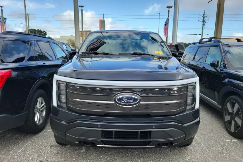 2023 Ford F-150 Lightning Platinum photo 1