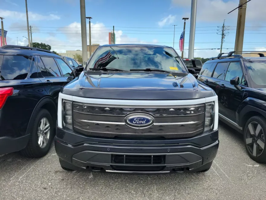 2023 Ford F-150 Lightning Platinum photo 1