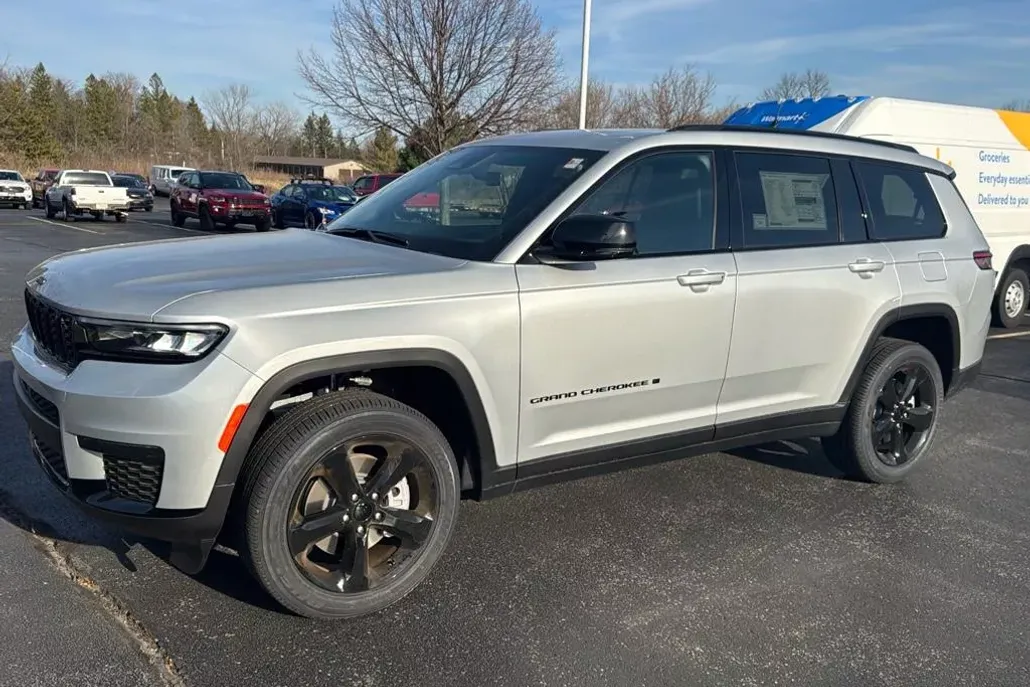 2025 Jeep Grand Cherokee Altitude photo 1