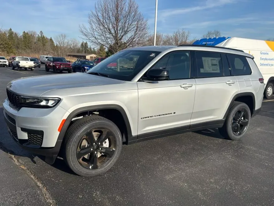 2025 Jeep Grand Cherokee Altitude photo 1