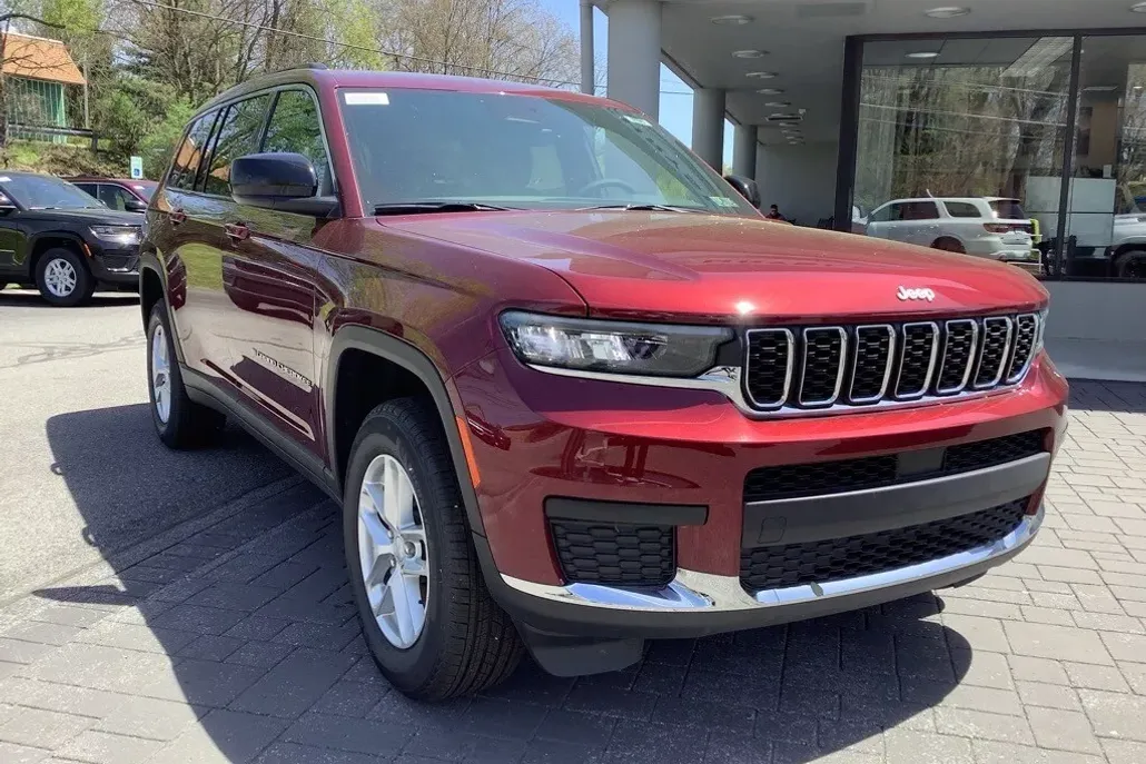 2025 Jeep Grand Cherokee Laredo photo 1