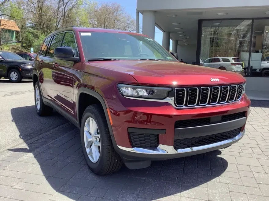 2025 Jeep Grand Cherokee Laredo photo 1