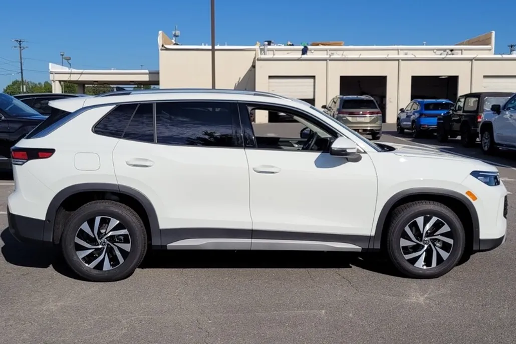 2025 Volkswagen Tiguan S photo 1