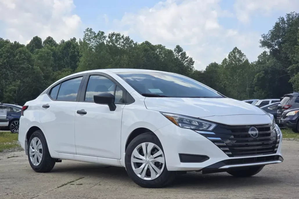 2025 Nissan Versa 1.6 S photo 1