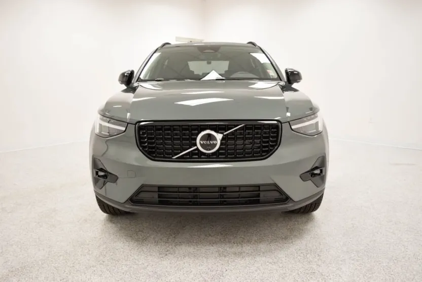 2026 Volvo XC40 photo 1