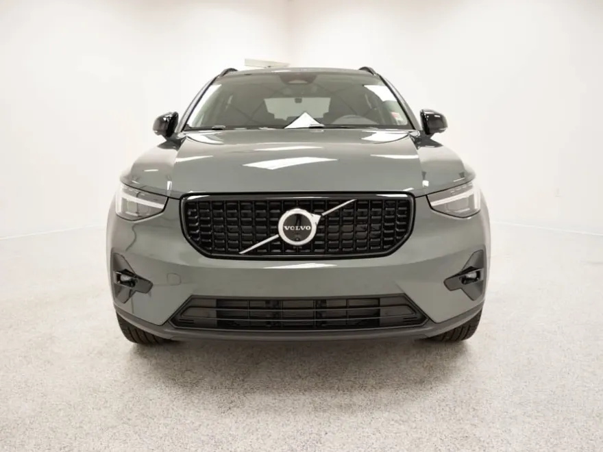 2026 Volvo XC40 photo 1