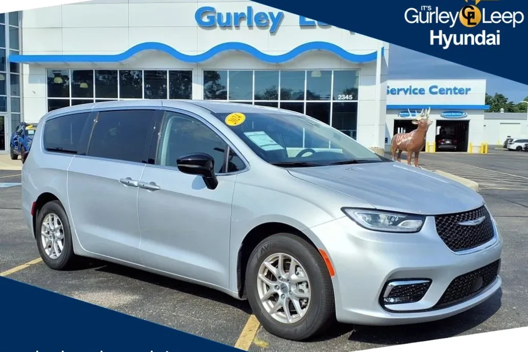 2024 Chrysler Pacifica Touring L photo 1
