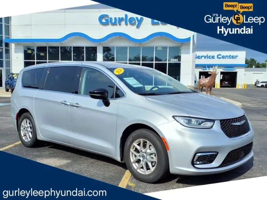 2024 Chrysler Pacifica Touring L photo 1