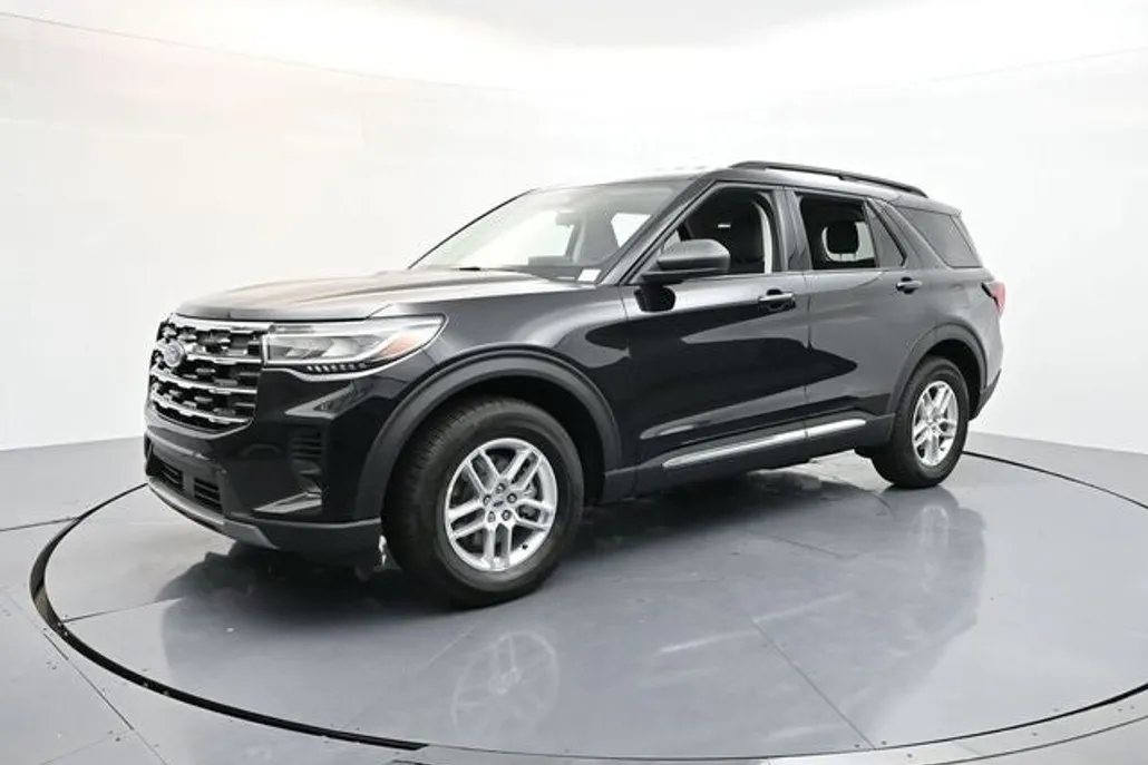 2025 Ford Explorer photo 1