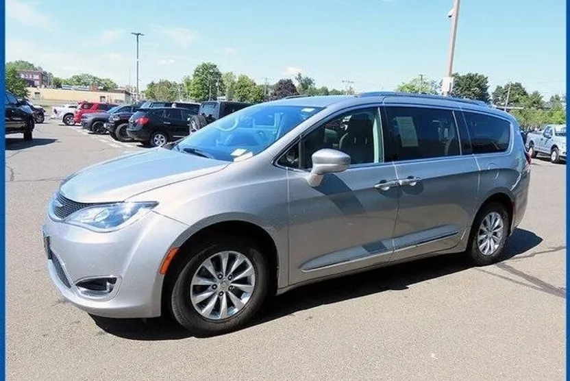 2018 Chrysler Pacifica Touring L photo 1