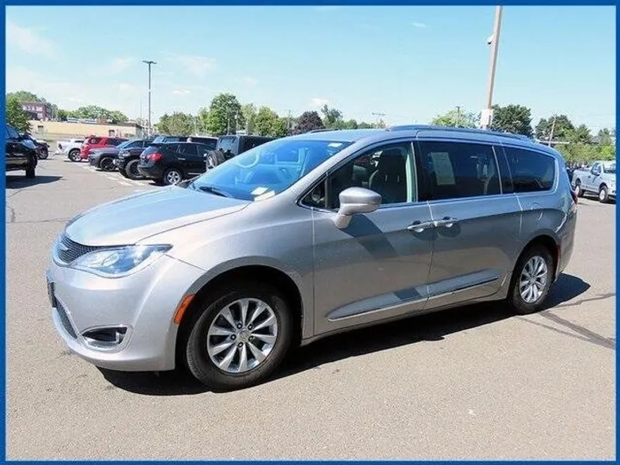 2018 Chrysler Pacifica Touring L photo 1