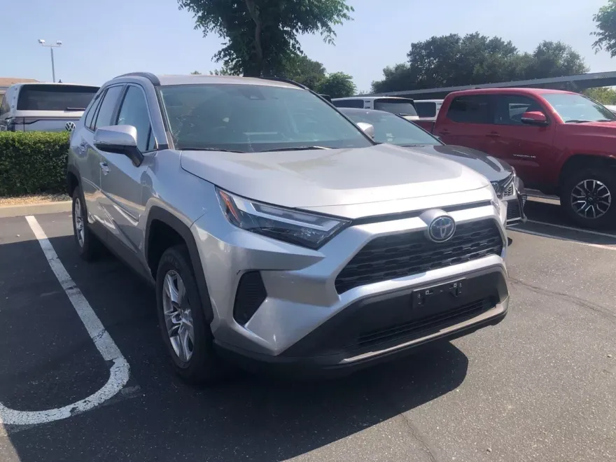 2023 Toyota RAV4 Hybrid LE photo 1