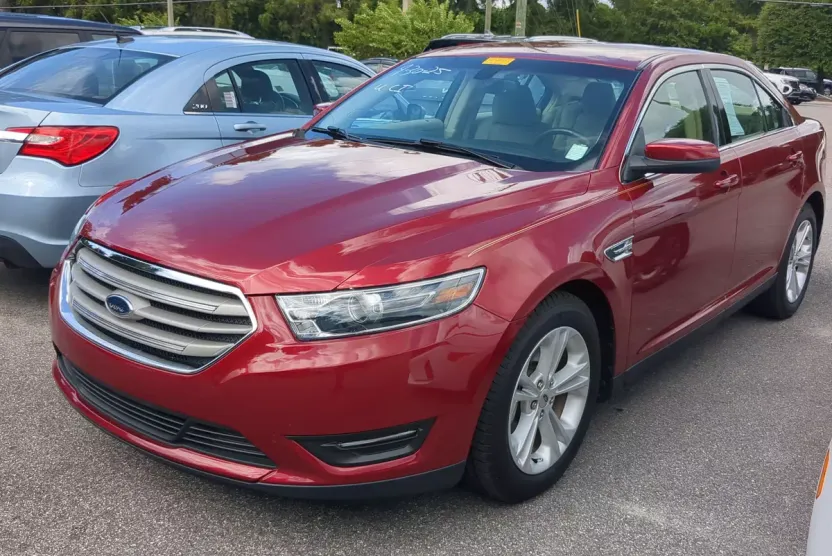 2016 Ford Taurus SEL photo 1