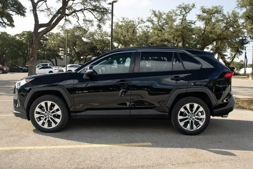 2021 Toyota RAV4 XLE Premium photo 1