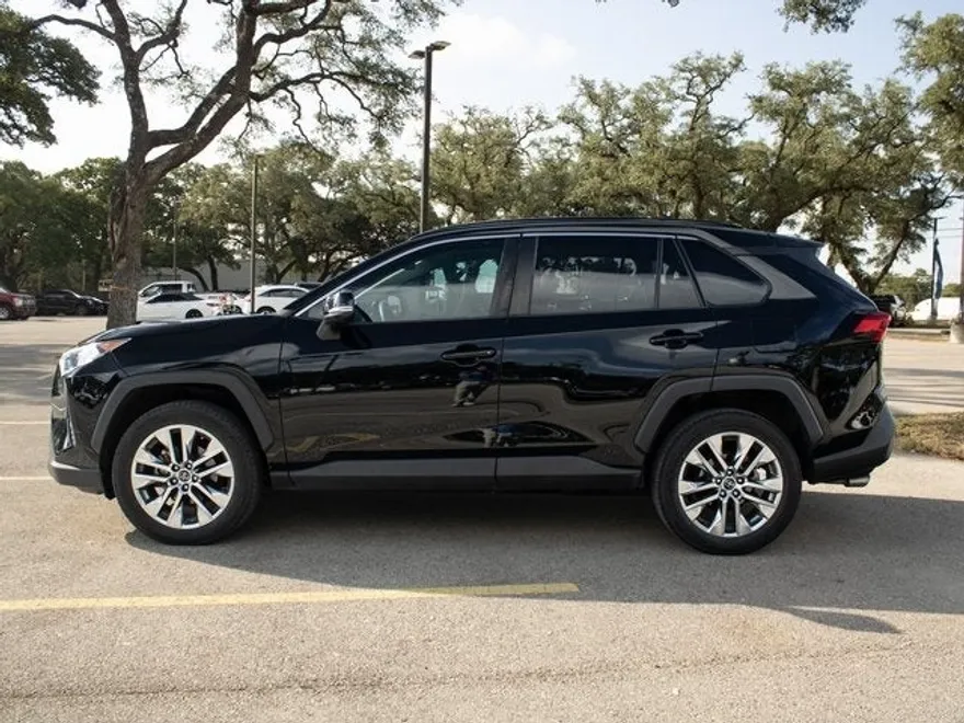 2021 Toyota RAV4 XLE Premium photo 1