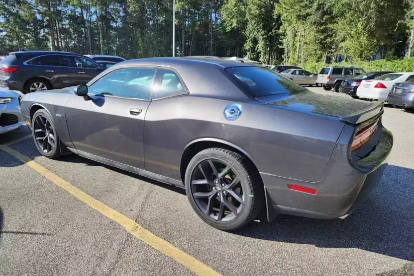 2014 Dodge Challenger SXT photo 1