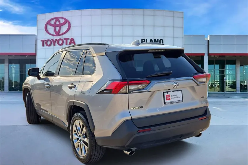 2021 Toyota RAV4 XLE Premium photo 1
