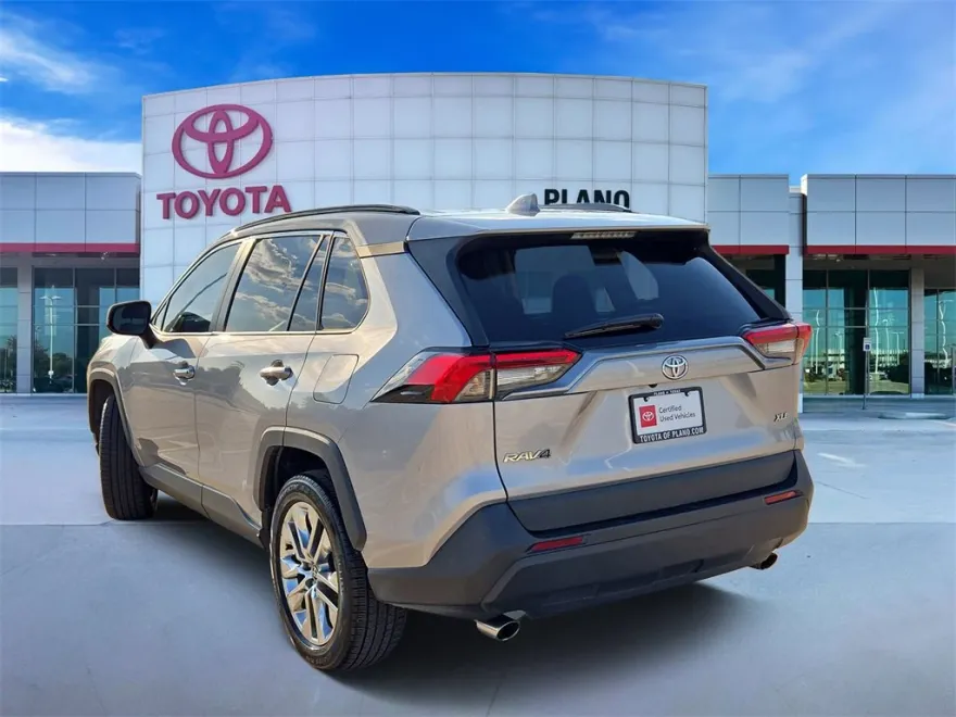 2021 Toyota RAV4 XLE Premium photo 1