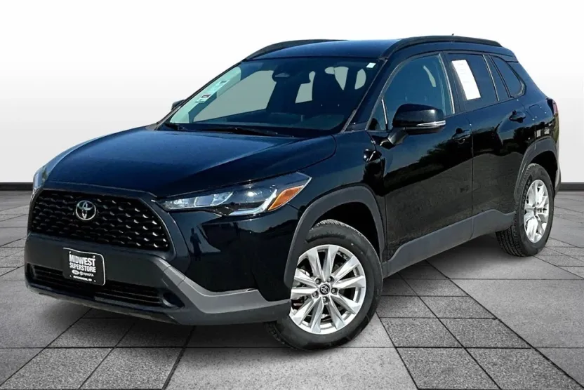 2024 Toyota Corolla Cross LE photo 1