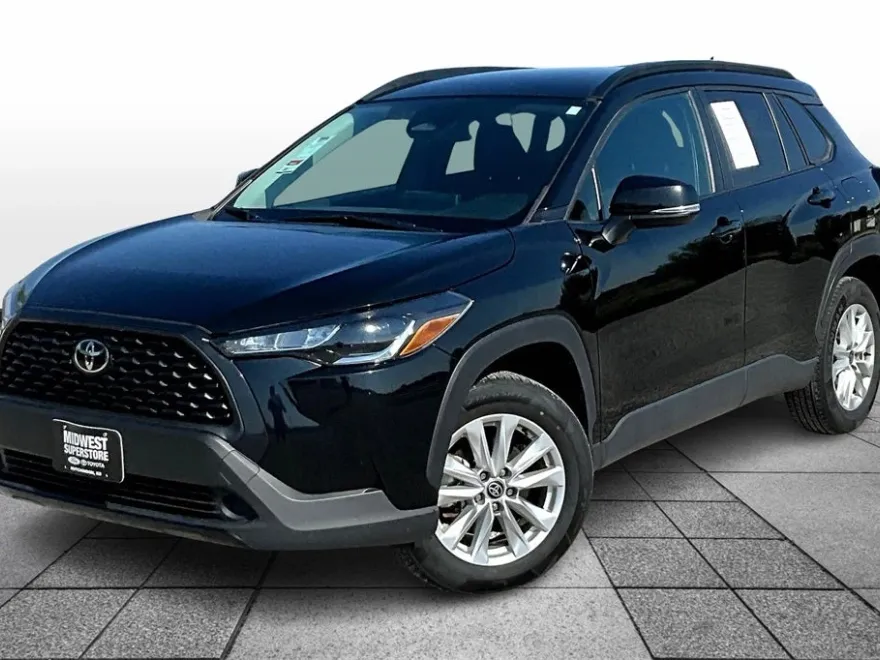 2024 Toyota Corolla Cross LE photo 1