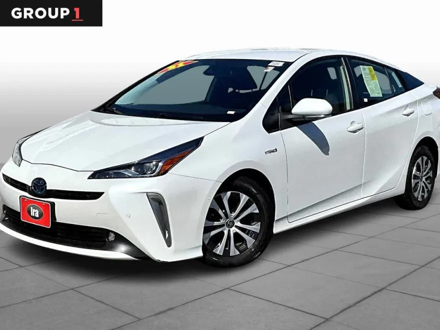 2021 Toyota Prius LE photo 1