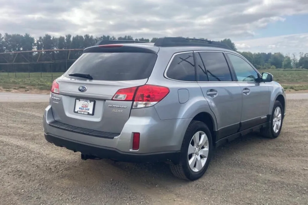 2011 Subaru Outback 2.5i Premium photo 1